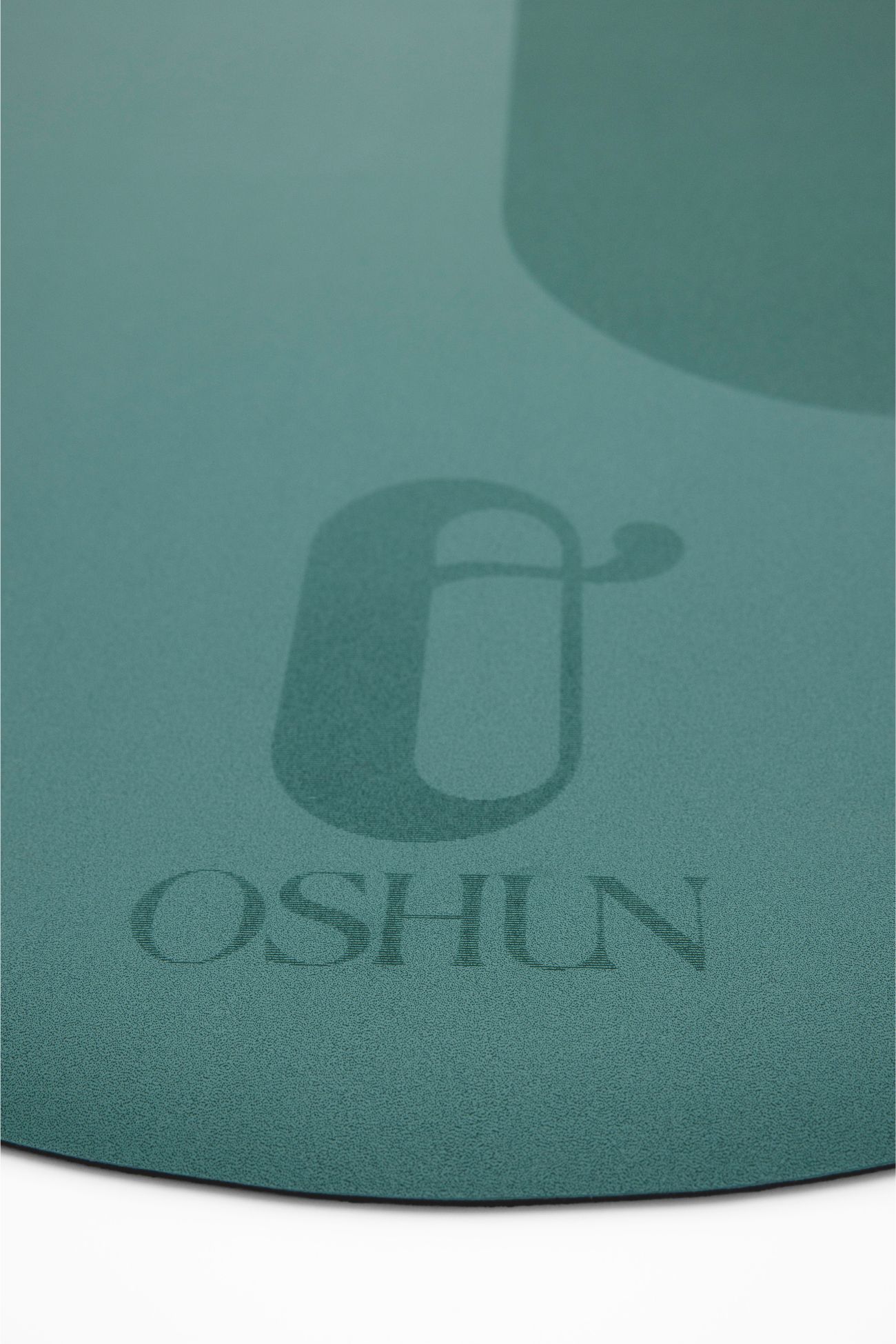 tapis-yoga-ovale-arrondi-anti-dérapant-holistique-ancrage-bleu-paon tapis de yoga Anahita, divinité de l'eau et de la fertilité, en polyuréthane biosourcé, couleur bleu Paon