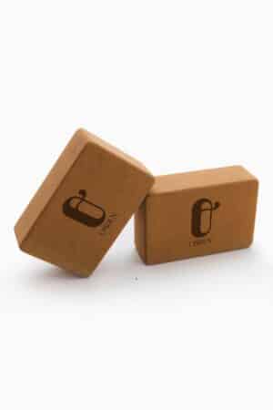 Brique de yoga Vishnu Oshun en liège naturel, accessoire de yoga design, écologique, durable et made in France, idéal pour le Hatha Yoga, le Yin Yoga et le Pilates.