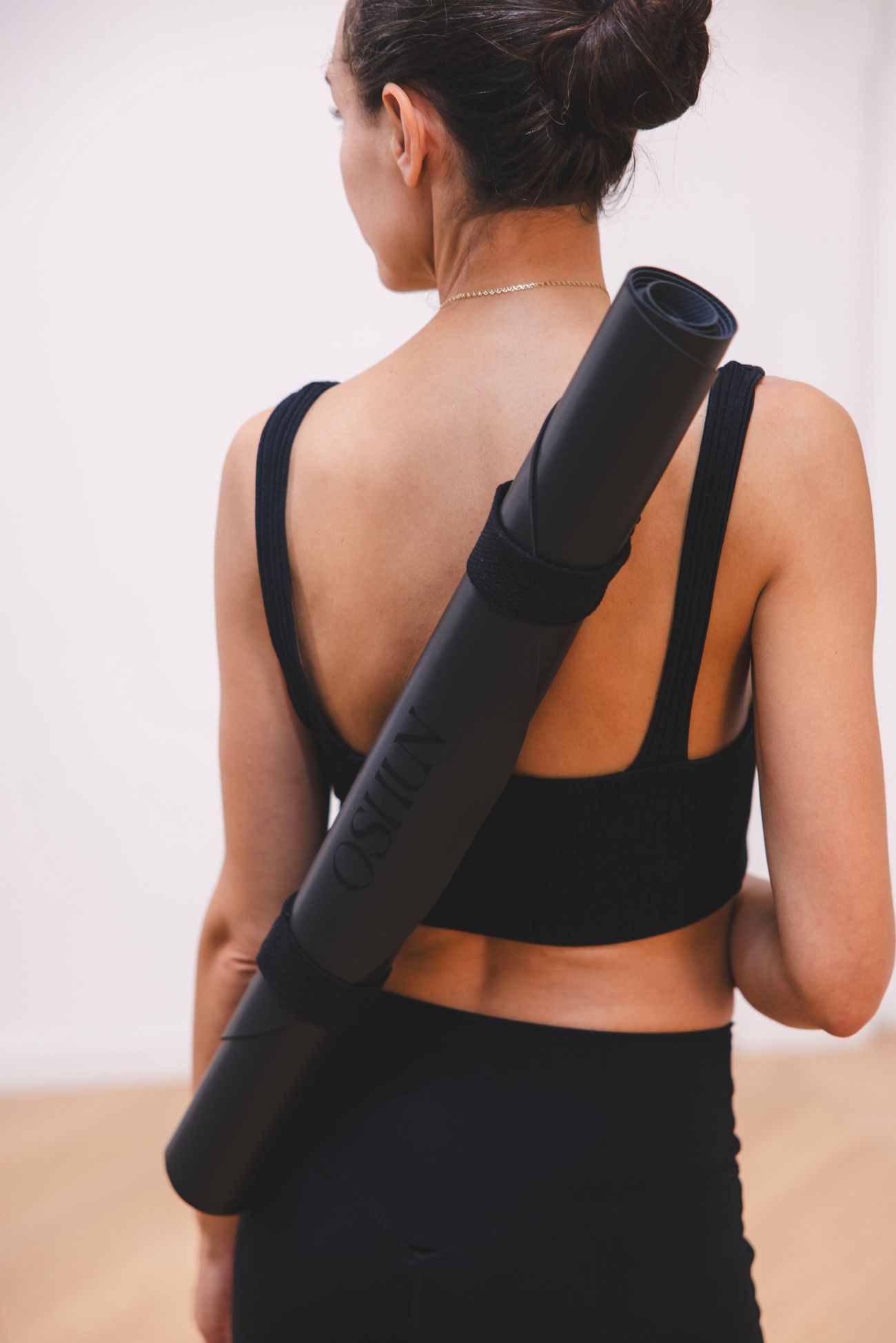 Tapis de yoga Ogma Travel noir – format voyage, design ovale double arrondi Tapis de yoga de voyage Ogma noir charbon, format compact et pliable, design ovale à double arrondi signé Oshun, marque française de tapis de yoga antidérapants