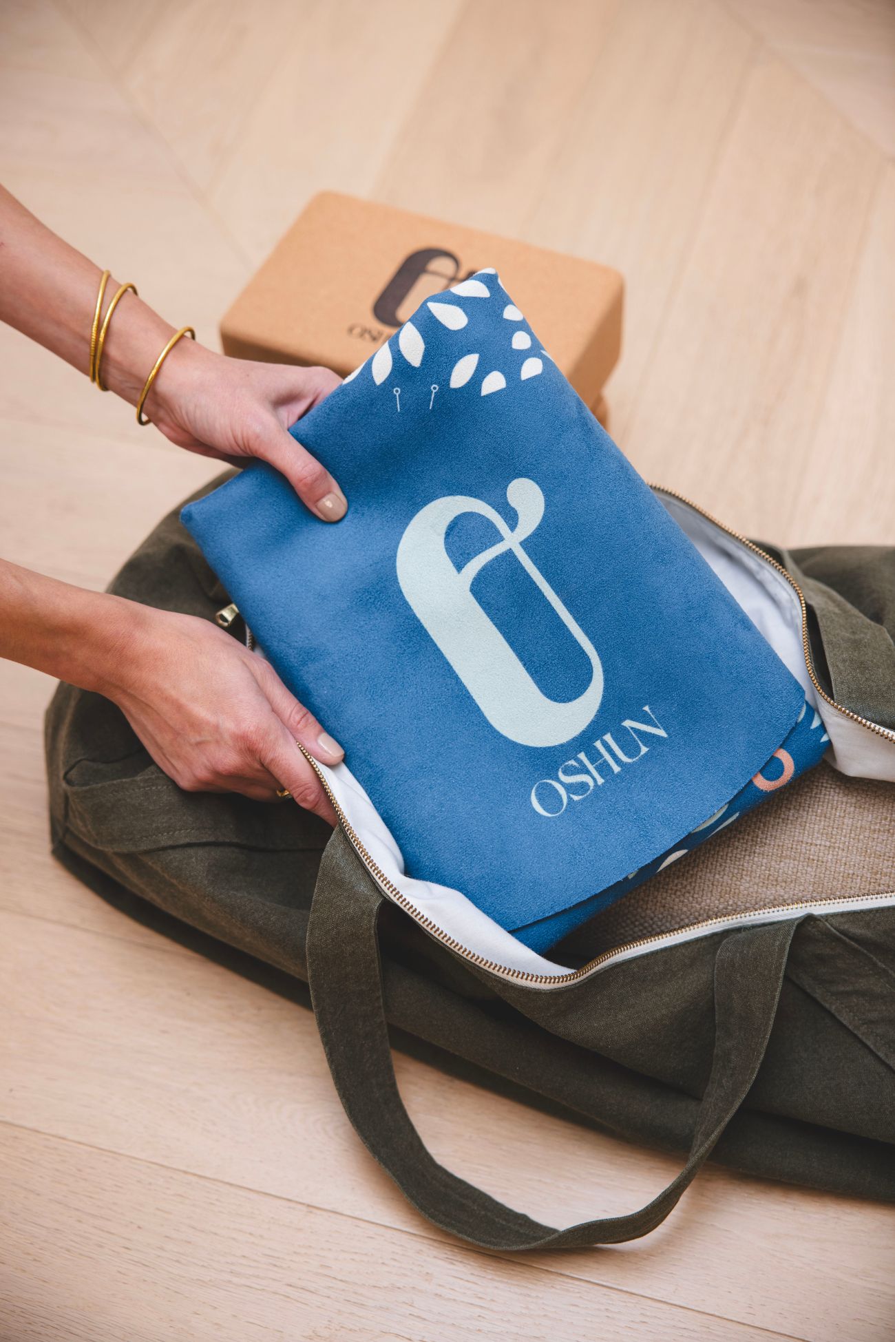 Tapis de yoga Nabia Travel – modèle pliable en microfibre, design ovale Tapis de yoga Nabia de voyage Oshun, pliable comme une serviette, en microfibre douce et design ovale double arrondi.