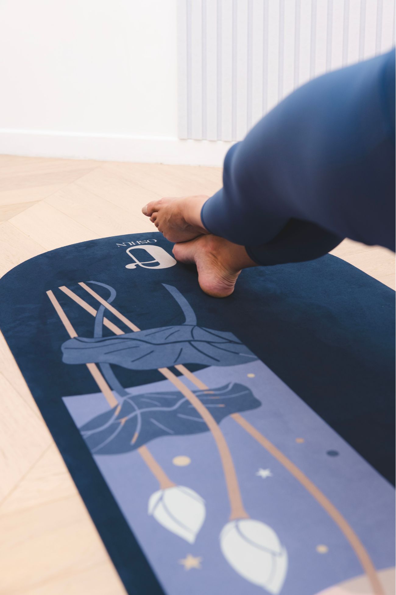 Tapis de yoga Lakshmi – tapis design en microfibre suède, écologique et confortable Tapis de yoga Lakshmi Oshun en microfibre suède douce, design ovale à double arrondi, écologique, durable et esthétique, fabriqué à Paris.