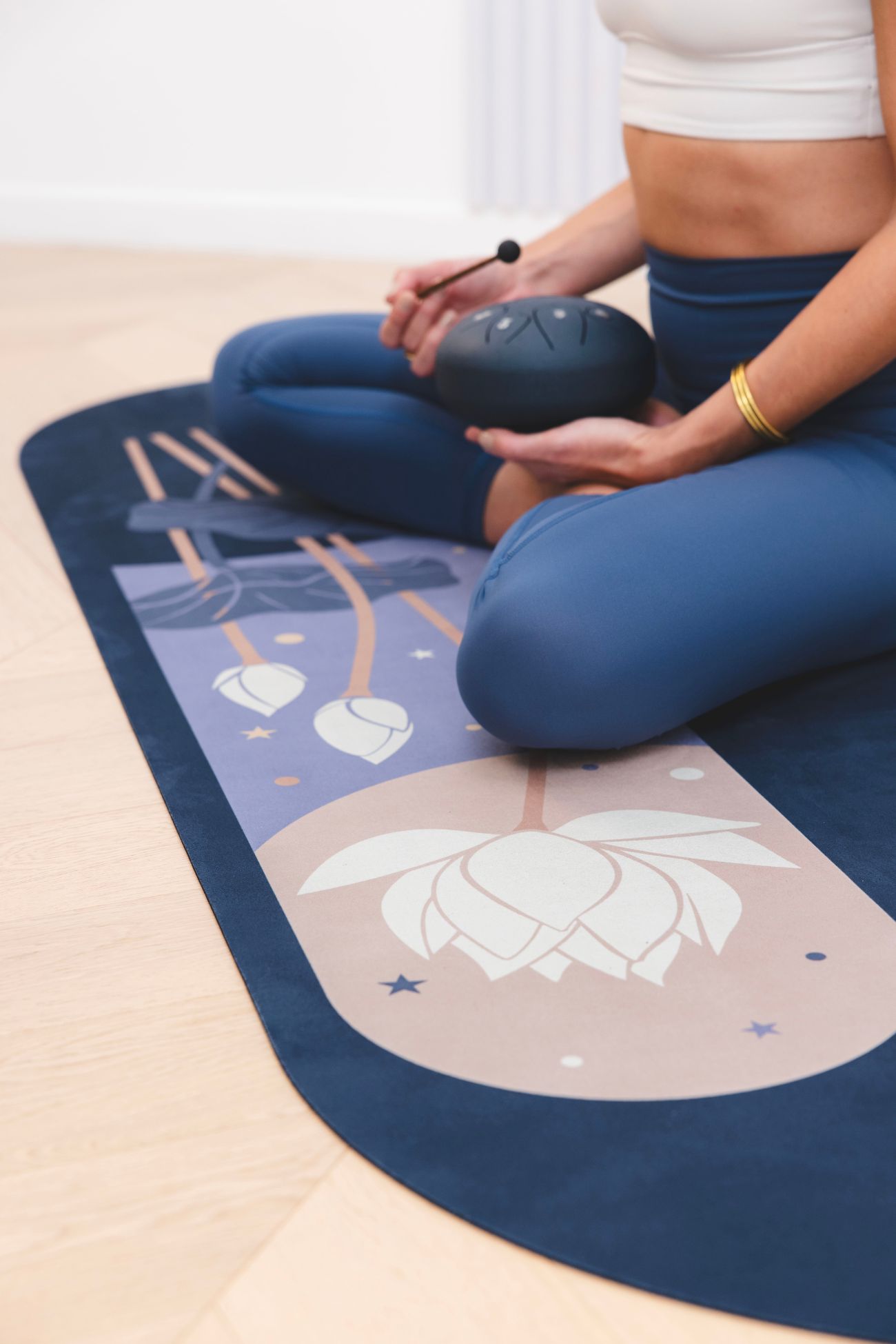 Méditation sur tapis Lakshmi – tapis de yoga en microfibre suède Tapis de yoga Lakshmi Oshun en microfibre suède, motif floral inspiré de la déesse Lakshmi, idéal pour la méditation et la douceur des pratiques.