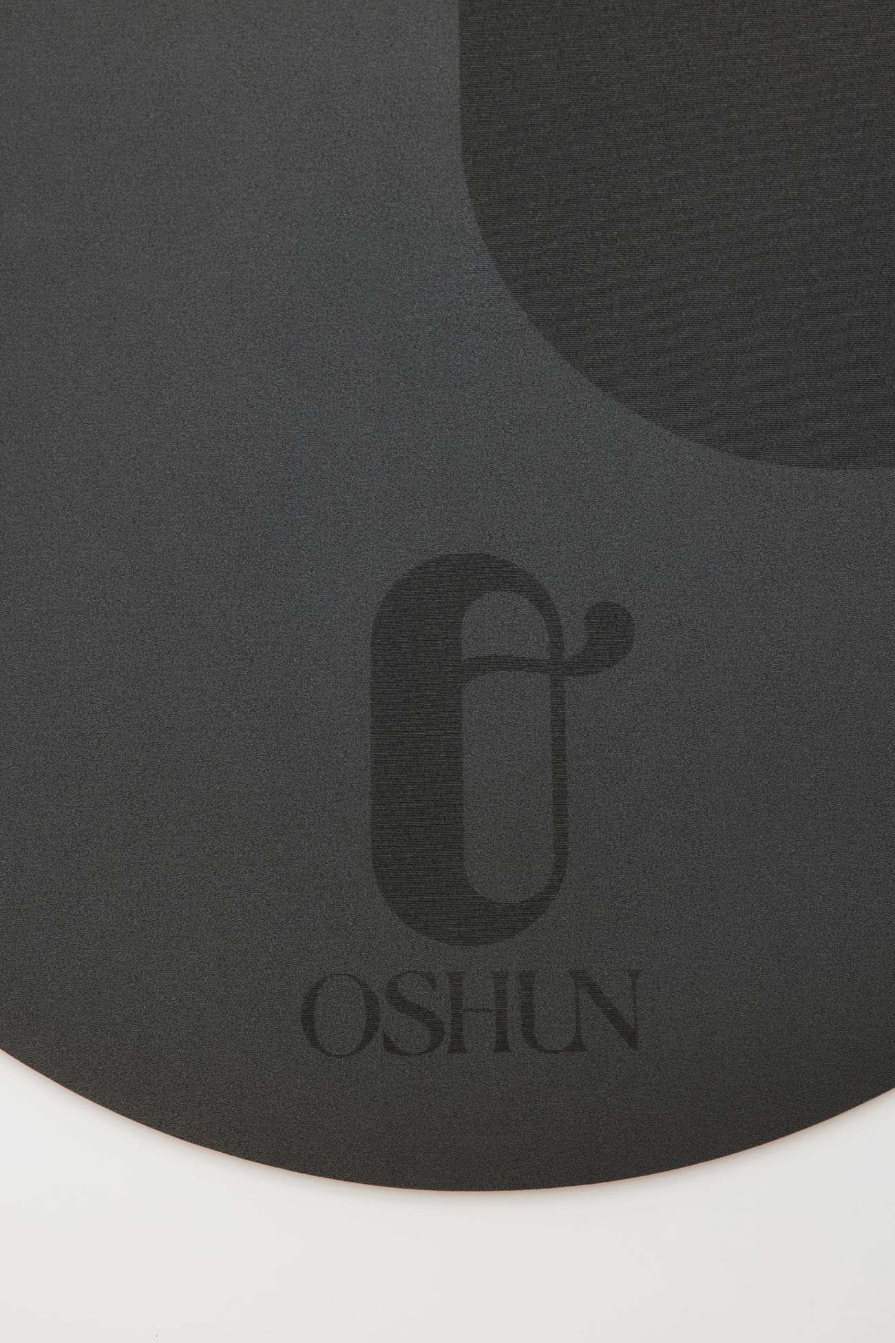 Tapis de yoga Anahita Gris Ardoise – tapis de yoga design ovale, élégant et écologique Tapis de yoga Anahita Gris Ardoise Oshun, tapis de yoga design français, ovale à double arrondi, antidérapant, écologique et haut de gamme, idéal pour une pratique stable et esthétique.
